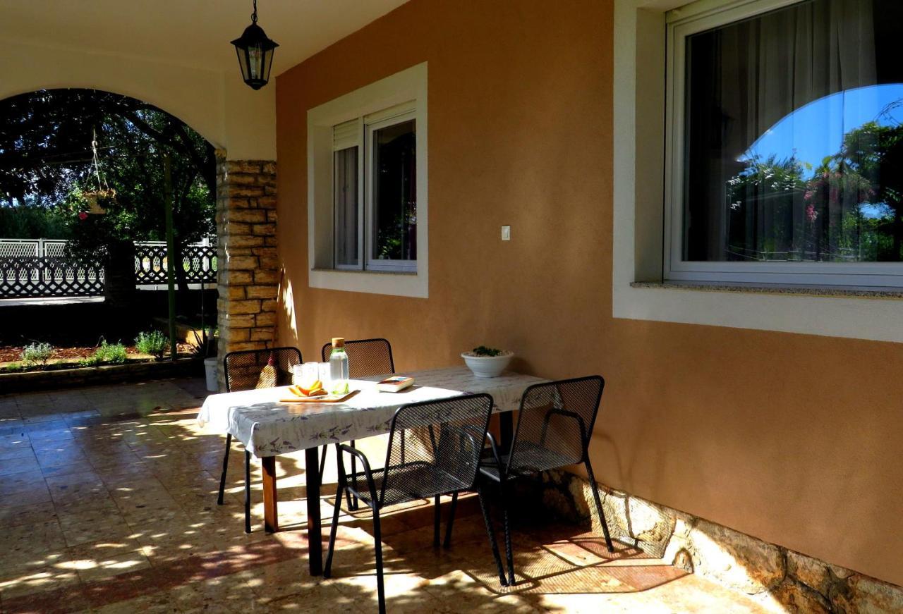 Beach Apartments Roza - The Garden Apartment Биоград-на-Мору Экстерьер фото